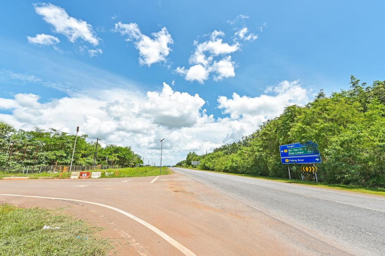 Capital O 90614 Cvia Ummul Hotel Padang Besar Ngoại thất bức ảnh